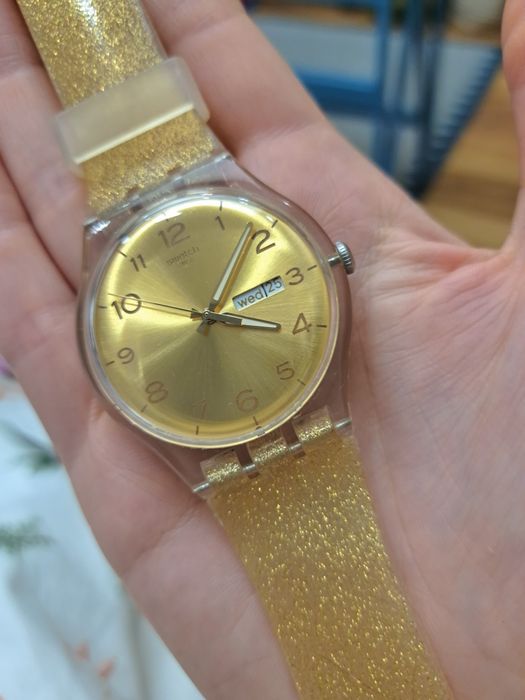 Złoty brokatowy zegarek swatch new gent