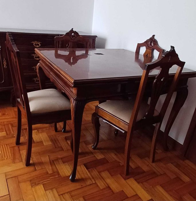 Mobília de sala em madeira polida