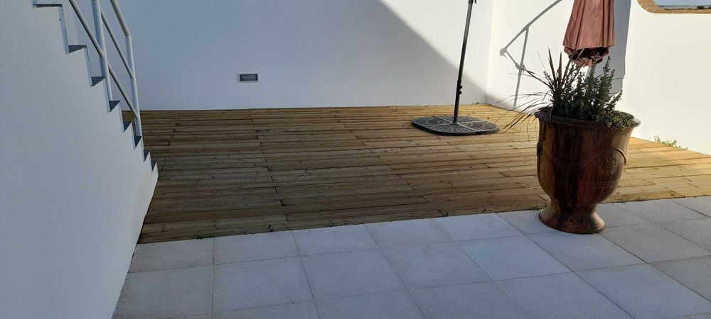 Montagem de piscinas desmontáveis aço e madeira aplicação relva e deck