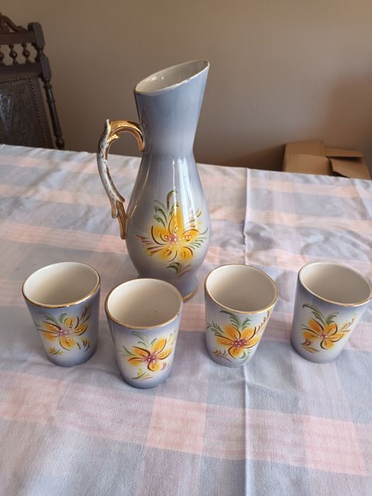Jarra antiga com copos, cerâmica de Alcobaça
