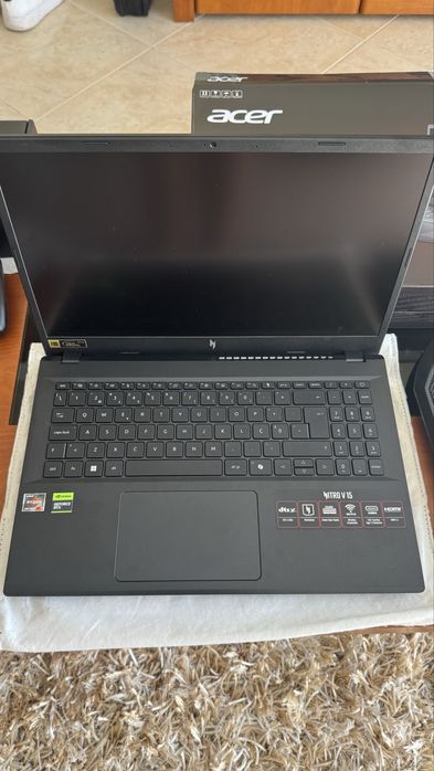 Portátil Gaming Acer Nitro V com comando