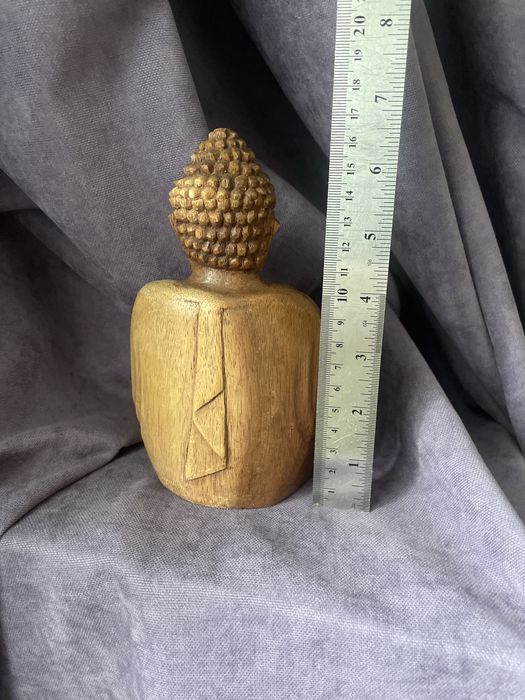 Деревяна статуєтка будди