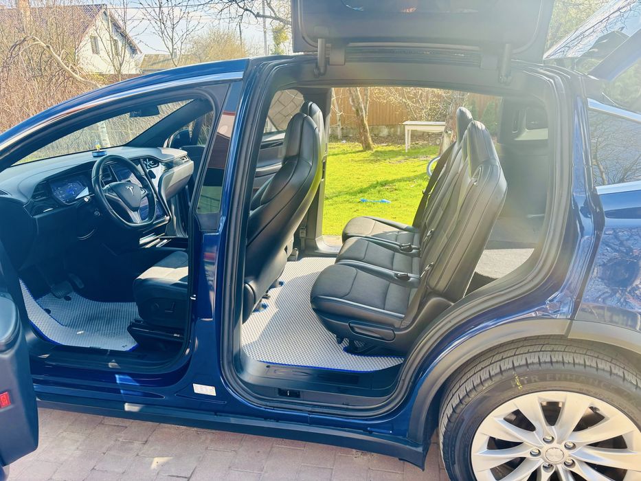 Tesla X 2018року