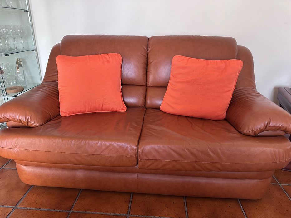 Conjunto de 2 sofás castanhos de 2 lugares em excelente condição