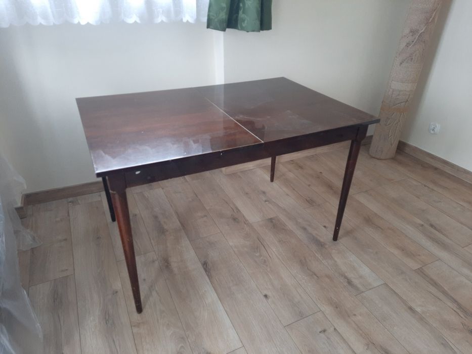Oddam stół drewniany lakierowany