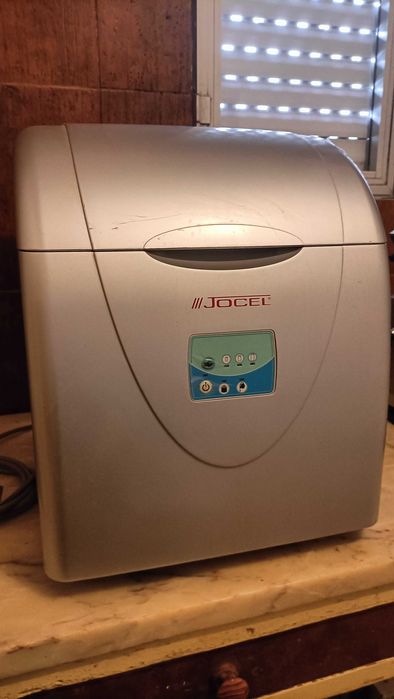 Máquina de fazer gelo Jocel com dois tamanhos de cubos