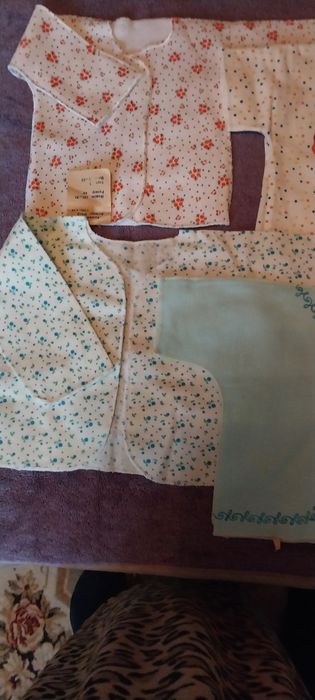 Детские ползунки и распашонки