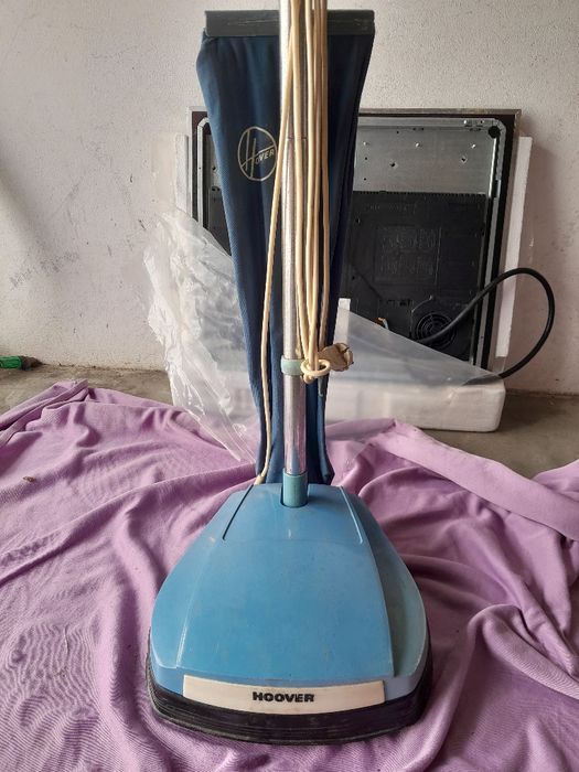 Aspiradores antigo de três rodas de limpeza