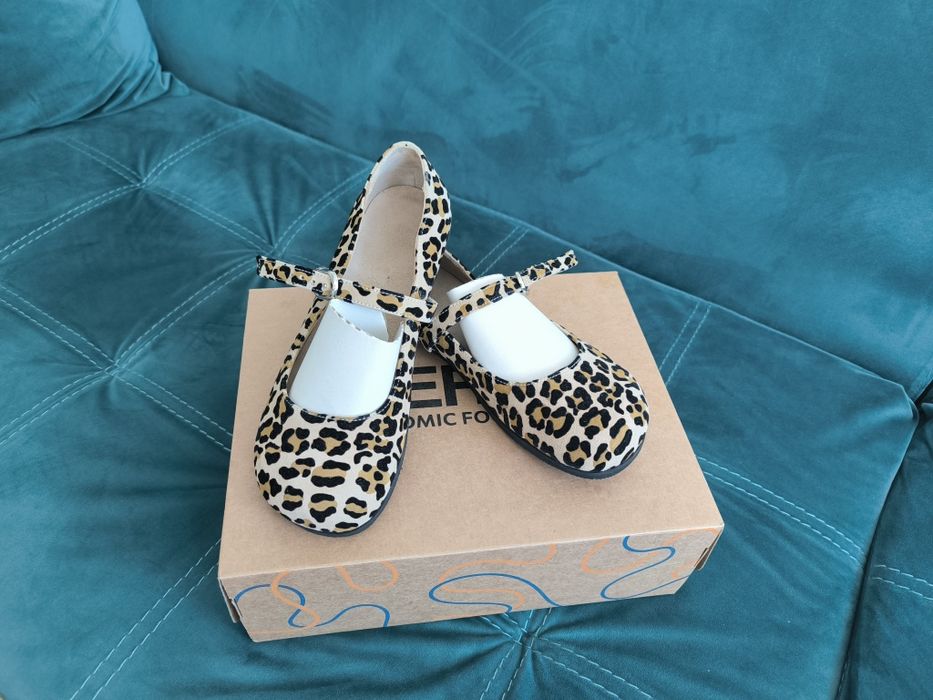 Продам велюрові берфут  балетки Merle