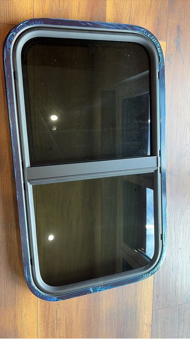Okno przesuwne z moskitierą do kampera 700x400mm