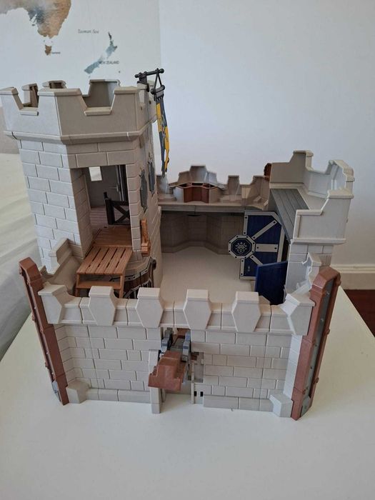 Grande lote Playmobil: castelo, VW Carocha, figuras e muitos acessórios
