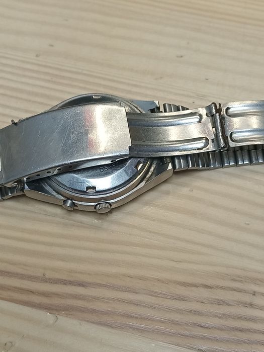 Чоловічий наручний годинник Orient Crystal з 21 каменем та яскравим зеленим циферблатом.