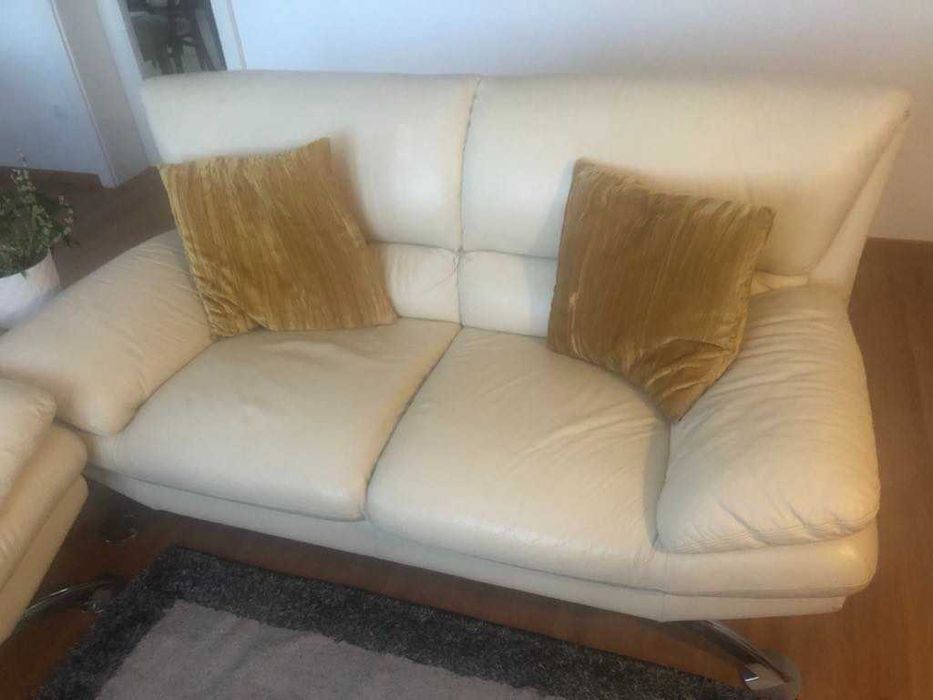 Vendo 2 Sofás em pele bege