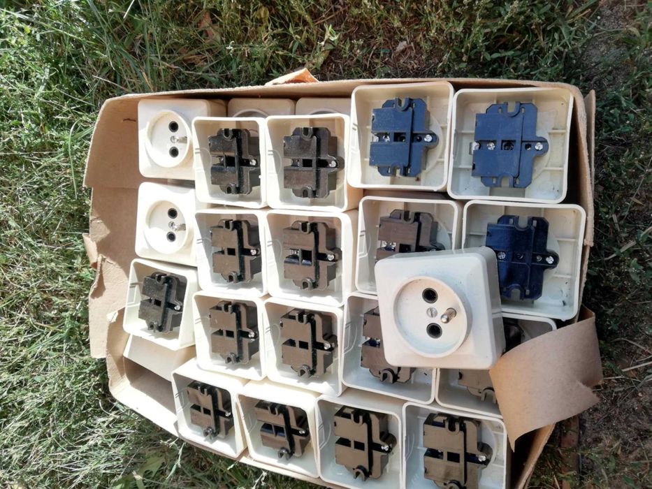 Retro gniazdka piękne - białe