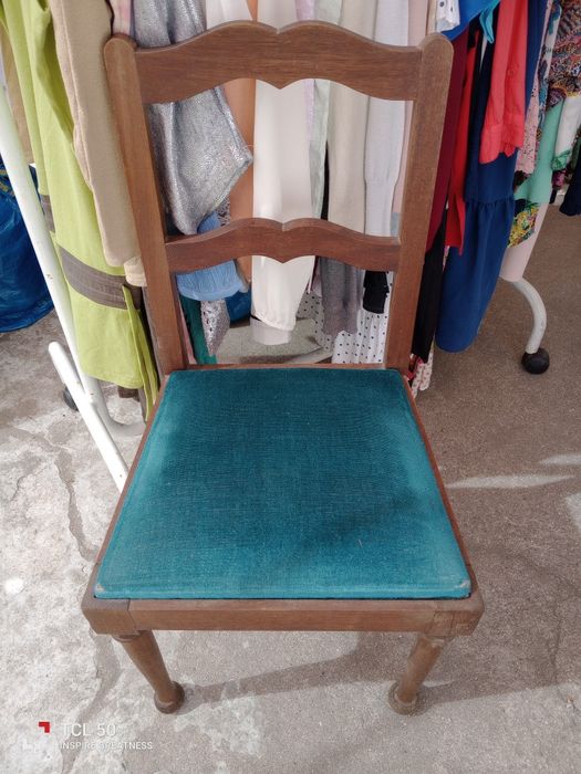 Cadeira muito antiga em bom estado 10€