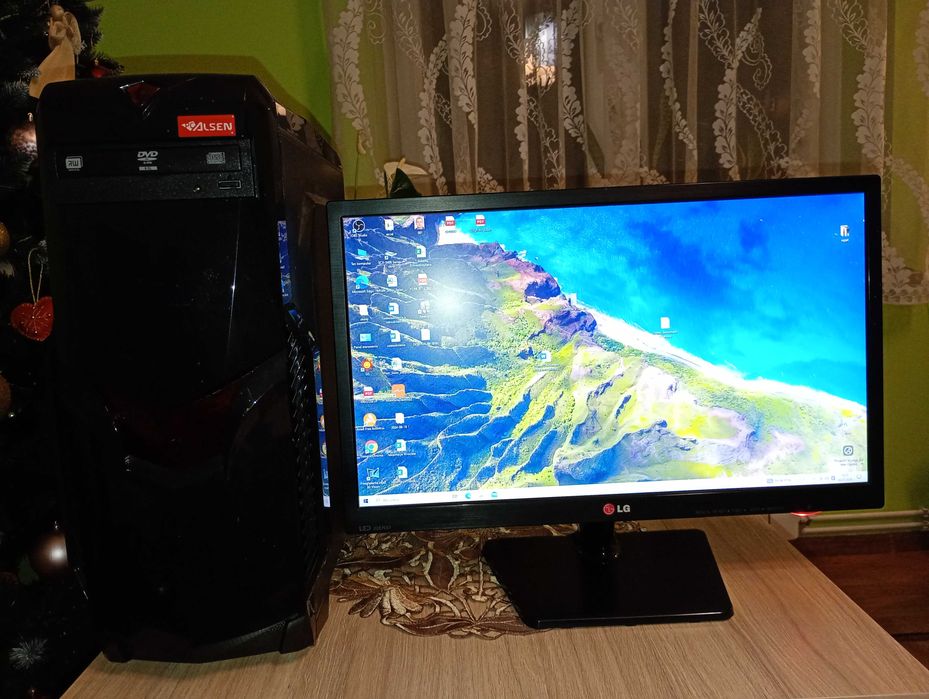 Komputer wraz z monitorem