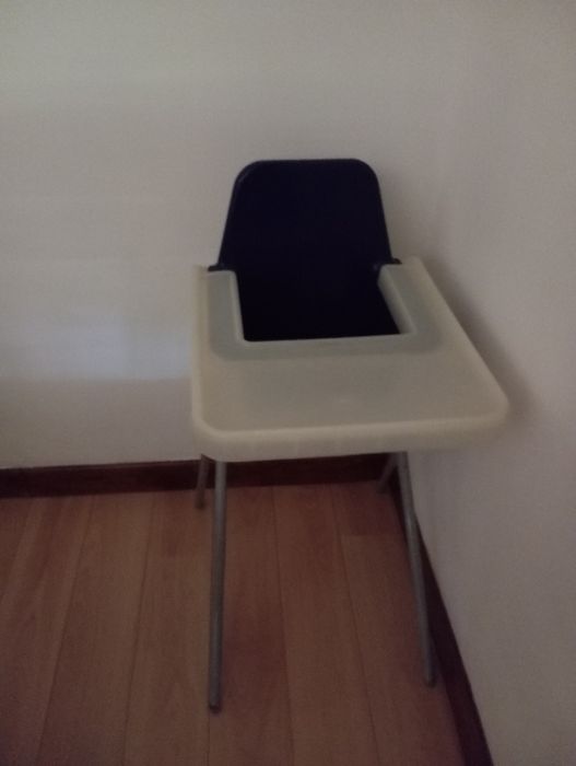Cadeira alta para bebé com tabuleiro
