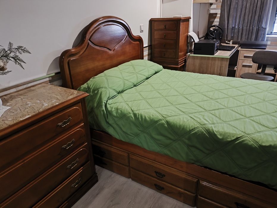 Quarto em madeira maciça