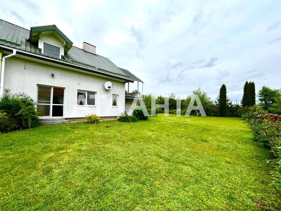 Продаж котеджу в смт Запитів + 10 соток землі.