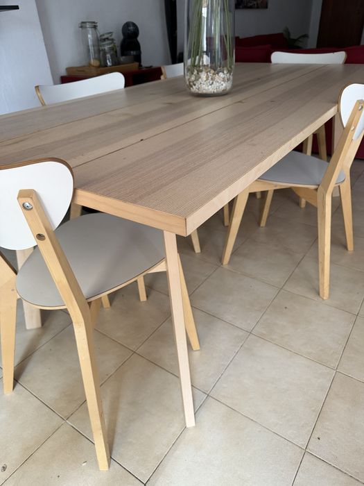 Mesa com 5 cadeiras
