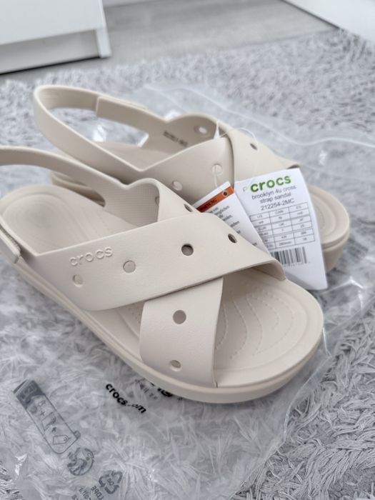 Продам нові босоніжки Crocs Brooklyn 4U Cross Strap Sandal