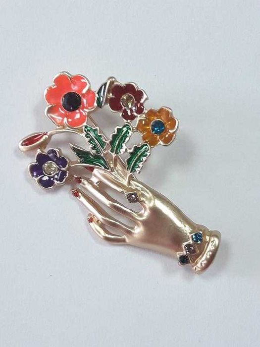 Броши разные: винтаж и современные.