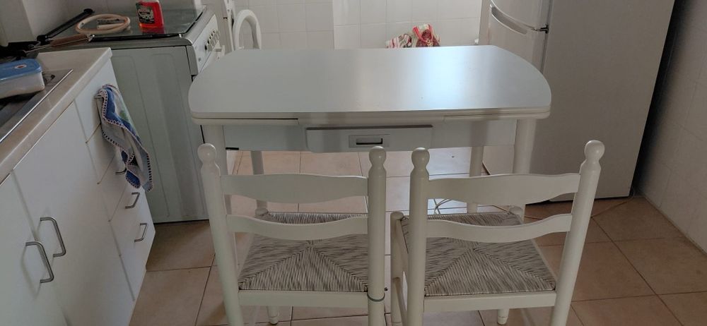 Mesa e duas cadeiras
