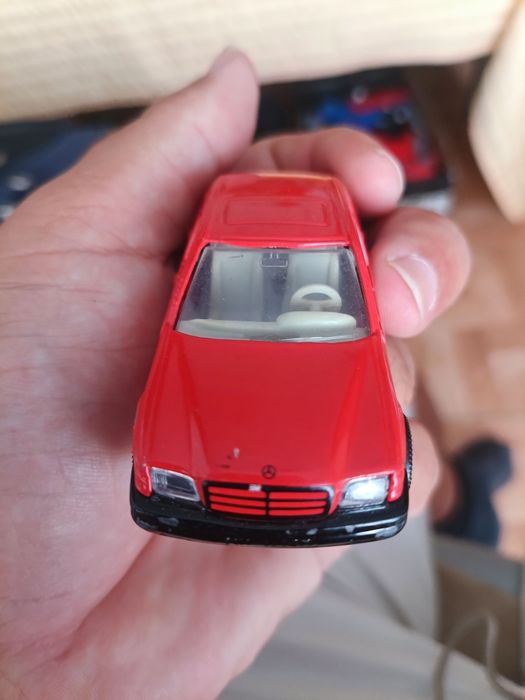 modelo à escala 1:55 do Mercedes-Benz C 220 (W202) fabricado pela Siku