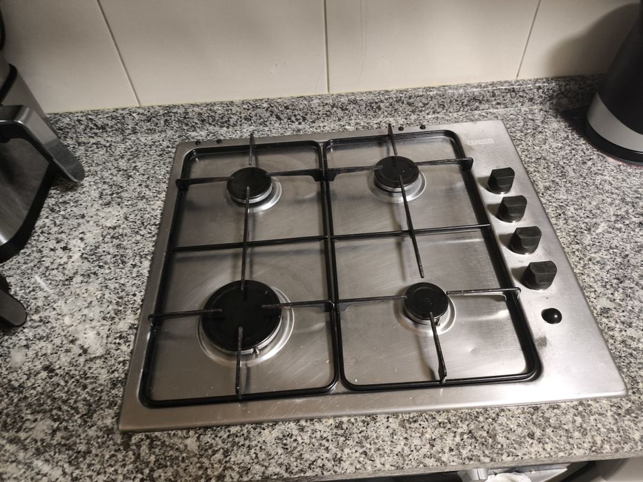 Armario de cozinha com fogao,forno, exaustor