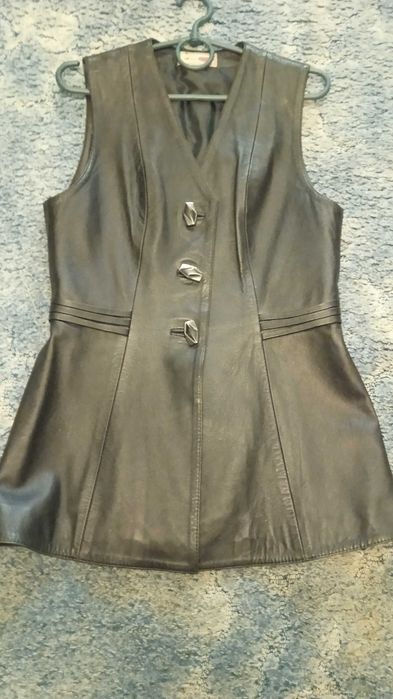 Жилетка з натуральної шкіри чорного кольору.