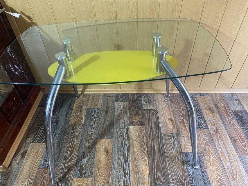 Продам кухонний стіл скляний.