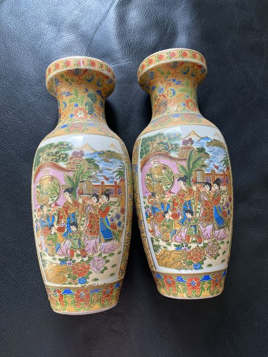 Par de jarras orientais em porcelana esmaltada
