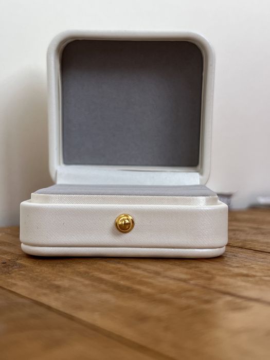 Коробка для весільних обручок. Шкатулка для обручки. Футляр під кільце