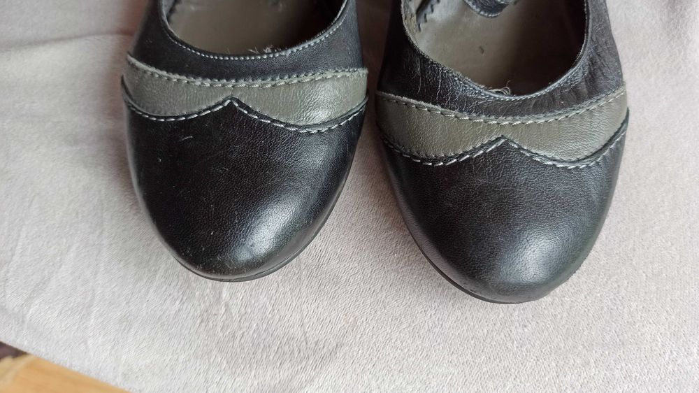 Buty skórzane na koturnie 42