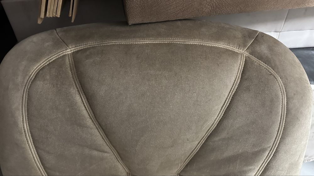 Fotel do salonu – materiał typu zamsz / mikrofaza (ślady po kocie)