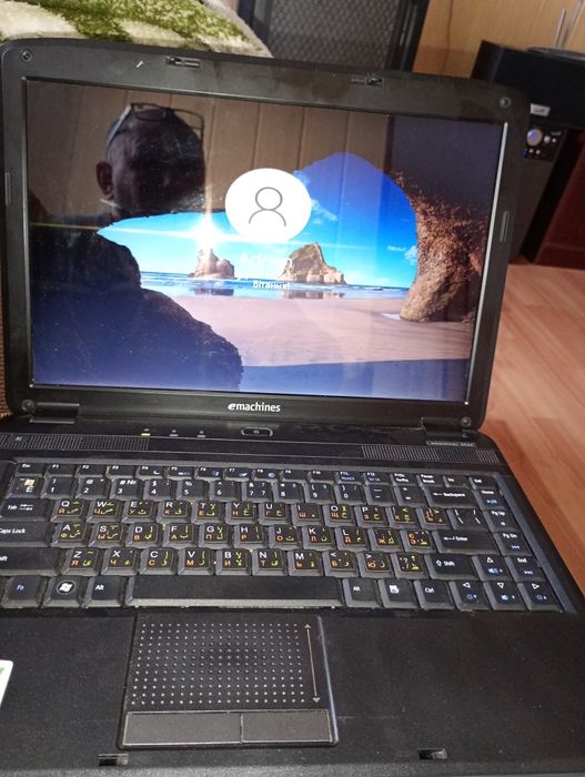 Продам ноутбук.E mashines.