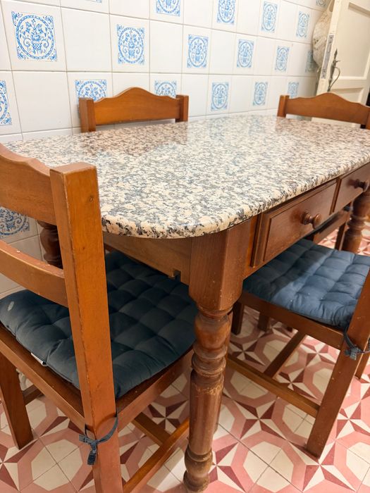 Mesa de madeira com pedra