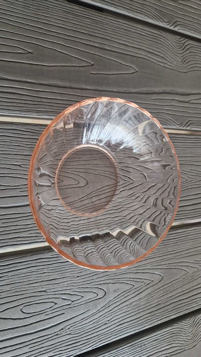 Taça pequena de vidro transparente rosa