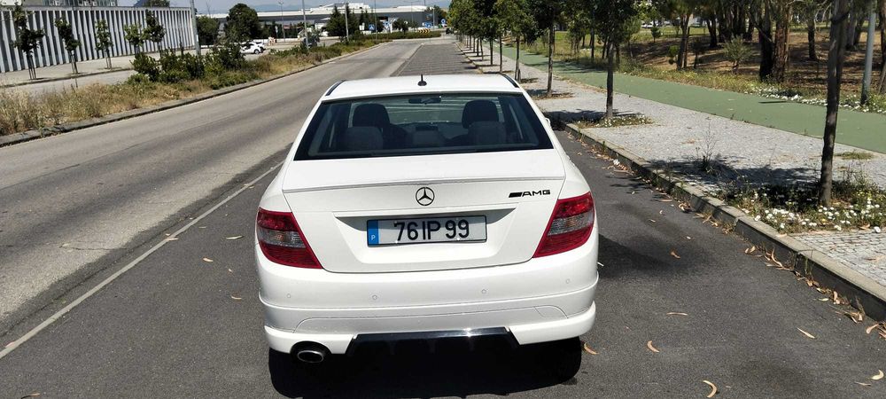 Venda de automóvel Mercedes C 220 CDI AMG com 115125 Km do ano 2010, com livro de histórico na marca, 1 dono.