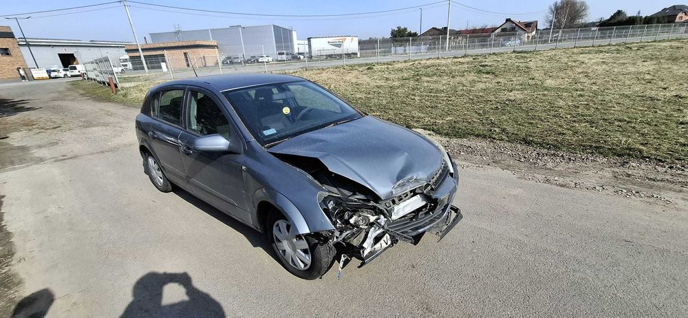 Opel Astra rocznik 2005 uszkodzony
