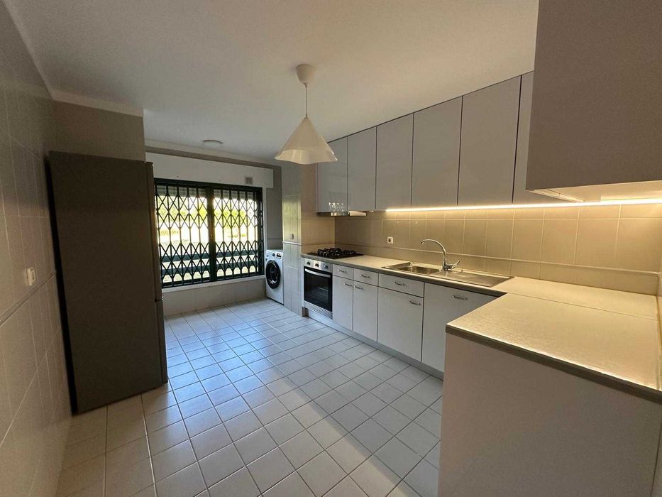 Arrenda-se T2 remodelado c/ garagem Sra da Hora junto ao metro