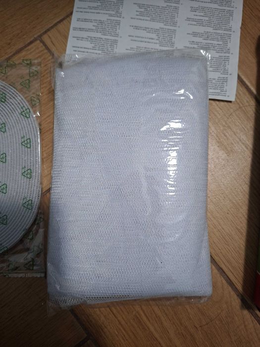 moskitiera na okno z tasma klejącą 'na rzepy' wymiary: 130 x 150 cm