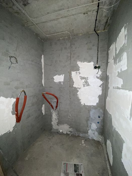 Простора квартира з гардеробом, газове опалення, середній поверх