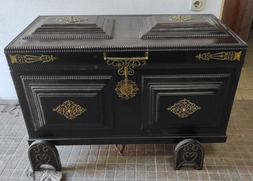 arca em madeira para guardar roupa ou outros