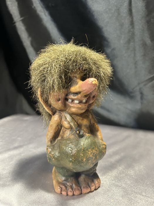 Troll z rękami w zielonych spodenkach norweska figurka