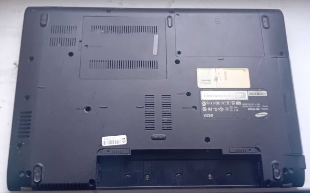 (33) laptop Samsung NP-R520