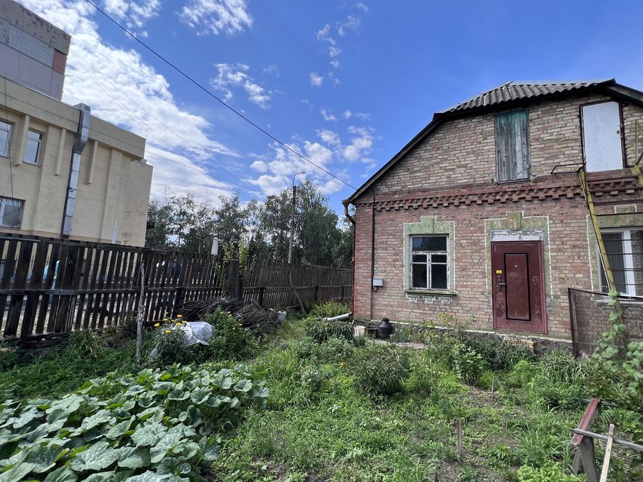 Боярка фасад вул.Молодіжна  продаж ділянки з частиною будинку