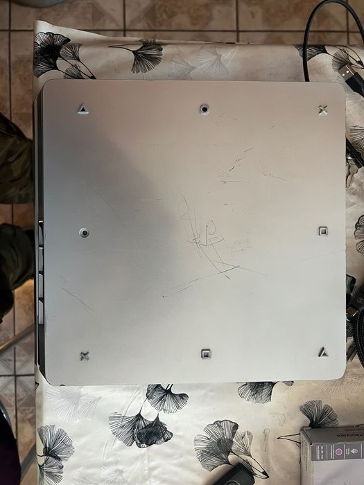 PS4 + 3 pady + 24 gry (w tym RDR2, GTA V, Cyberpunk)