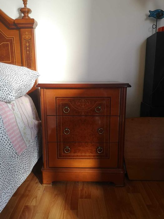 Conjunto Quarto (Roupeiro e Mesinhas de Cabeceira)