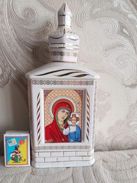 Фарфорові чашки,хрусталь.